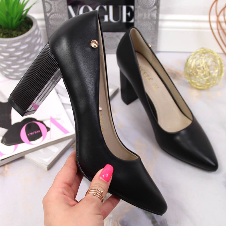 Pompe pe stâlpul negru Vinceza 1 Pompe pe stâlpul negru Vinceza 1