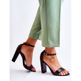 Sandale Clasice De Piele Pe Un Bar Negru Sallen 2