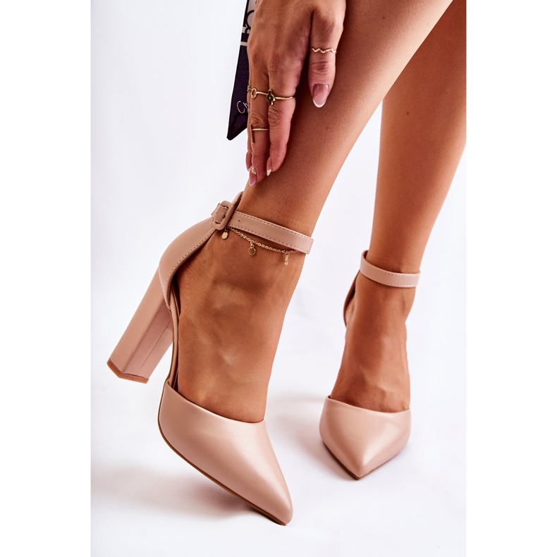 WS1 Pompe din piele pe o salira înaltă de bej 1