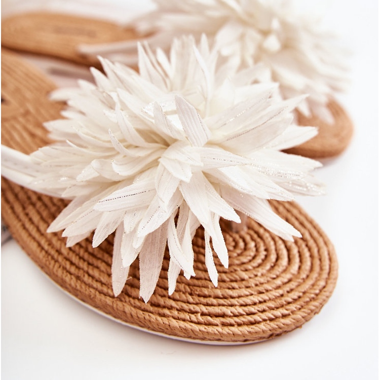 Șlapi de damă cu ornament din țesătură în alb Eviana 2