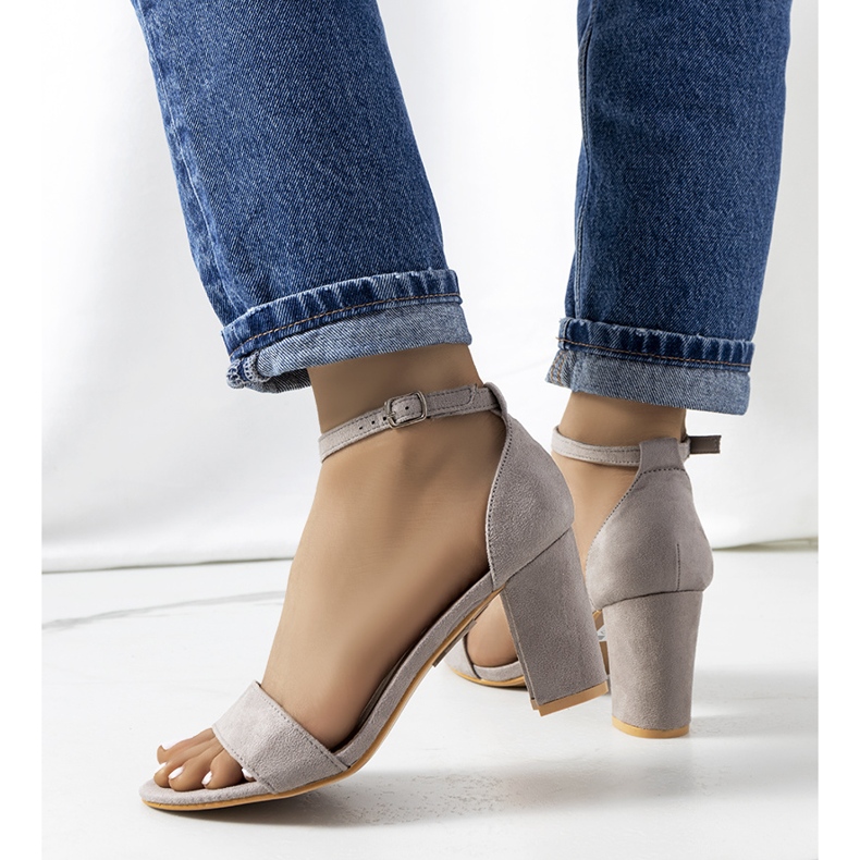 PA1 Sandale gri pe postul Karella galben 1