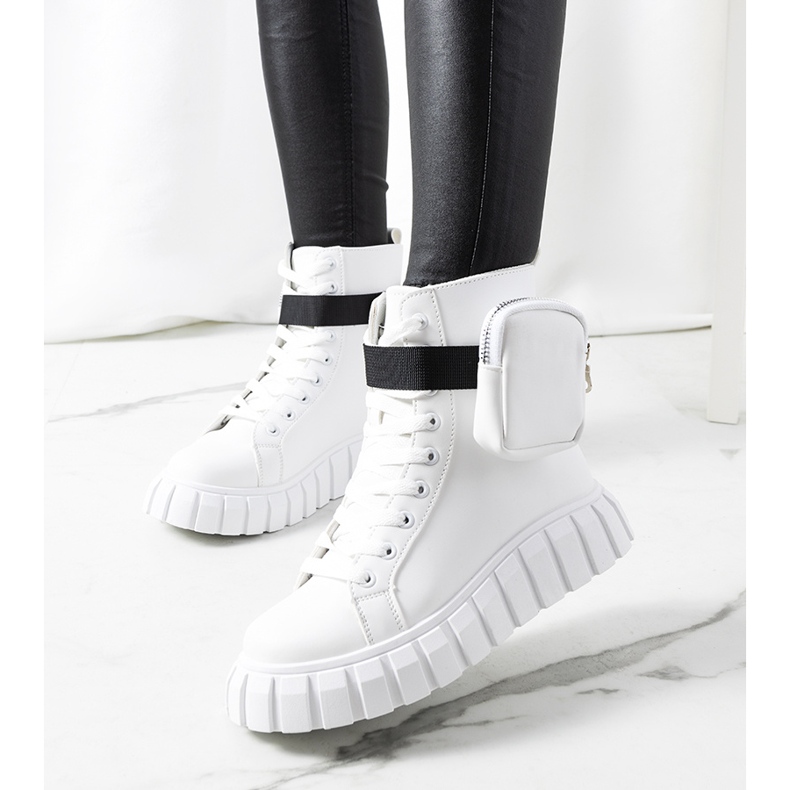 Tenisi albi pe platforma Haver 1