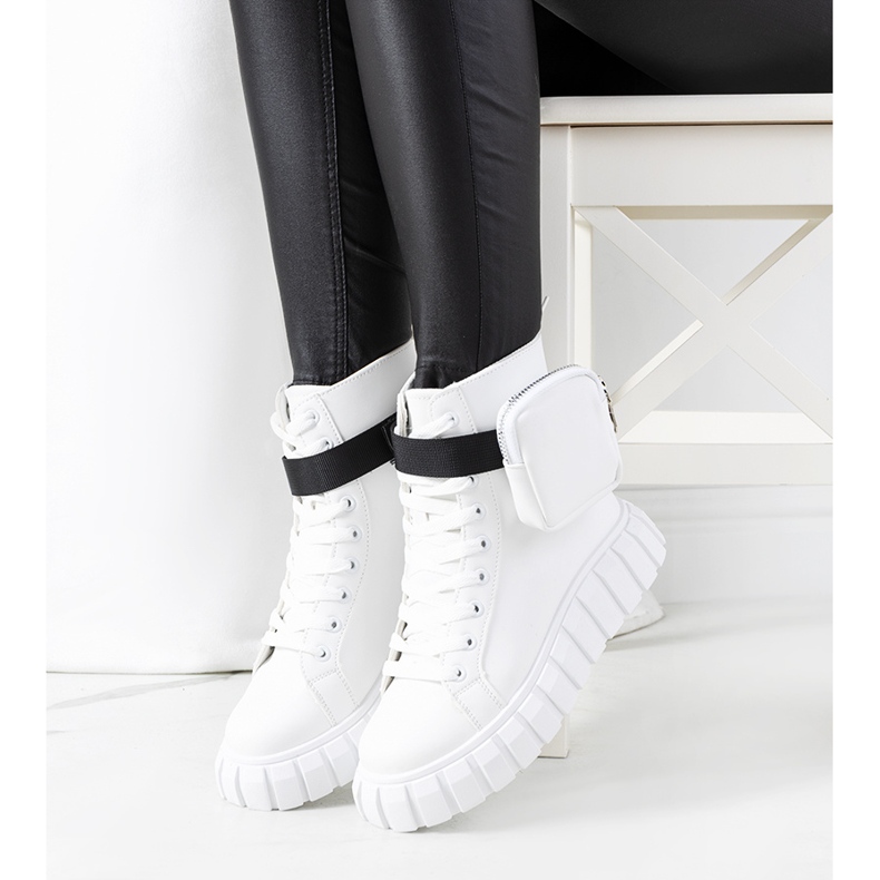 Tenisi albi pe platforma Haver 2