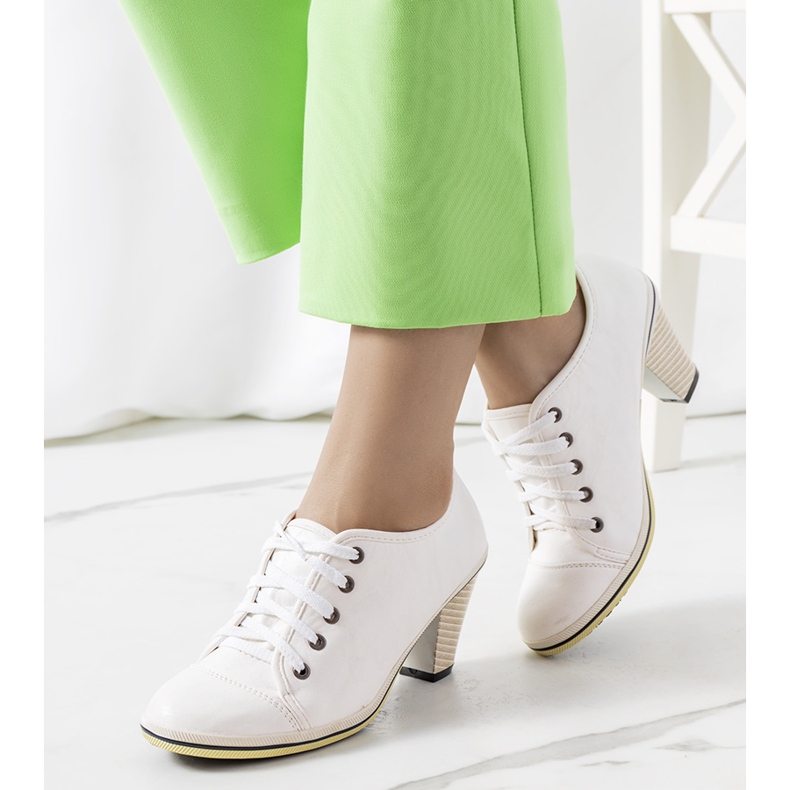 Brogues albe pe postul Belisle 1