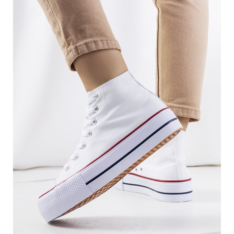 Tenisi albi pe platforma Korgay 1