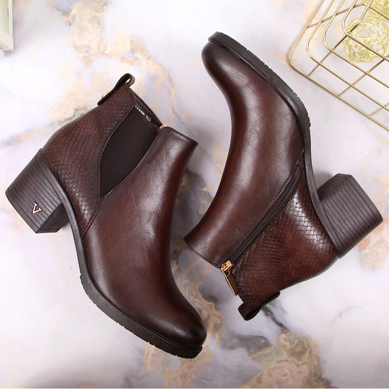 Cizme de dama izolate maro piele de sarpe Potocki 1