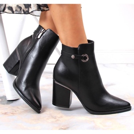 Cizme de dama izolate Black Potocki pe post negru 1