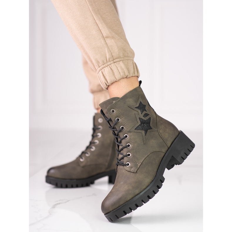 Lucratoare Shelovet pe un post scăzut verde 1