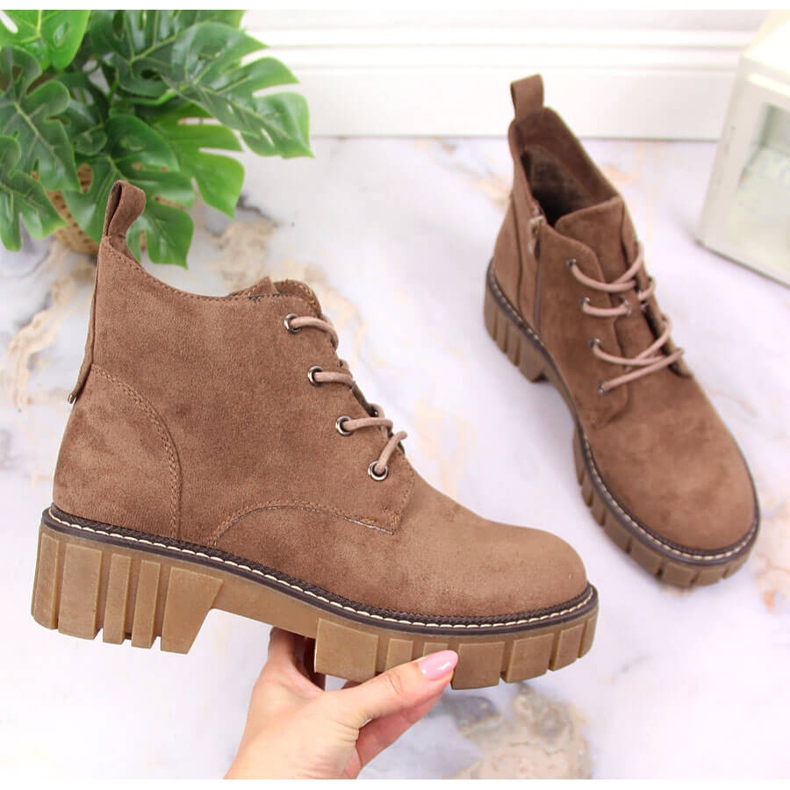 Lucrători căptușiți pentru femei pe o platformă de piele intoarsa maro de Sergio Leone 1