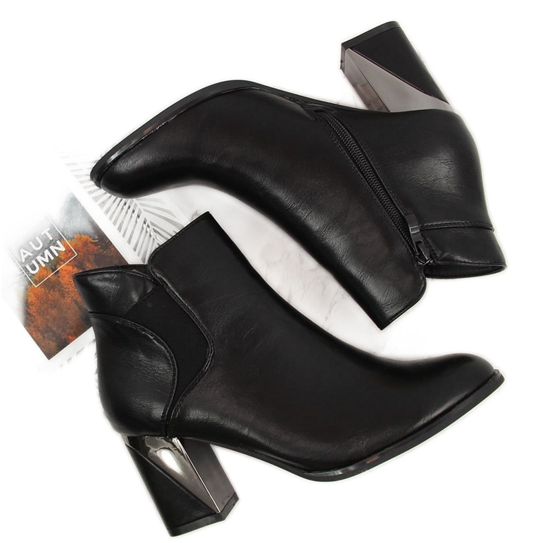 Jezzi Cizme negre izolate pe un stâlp decorativ negru 2