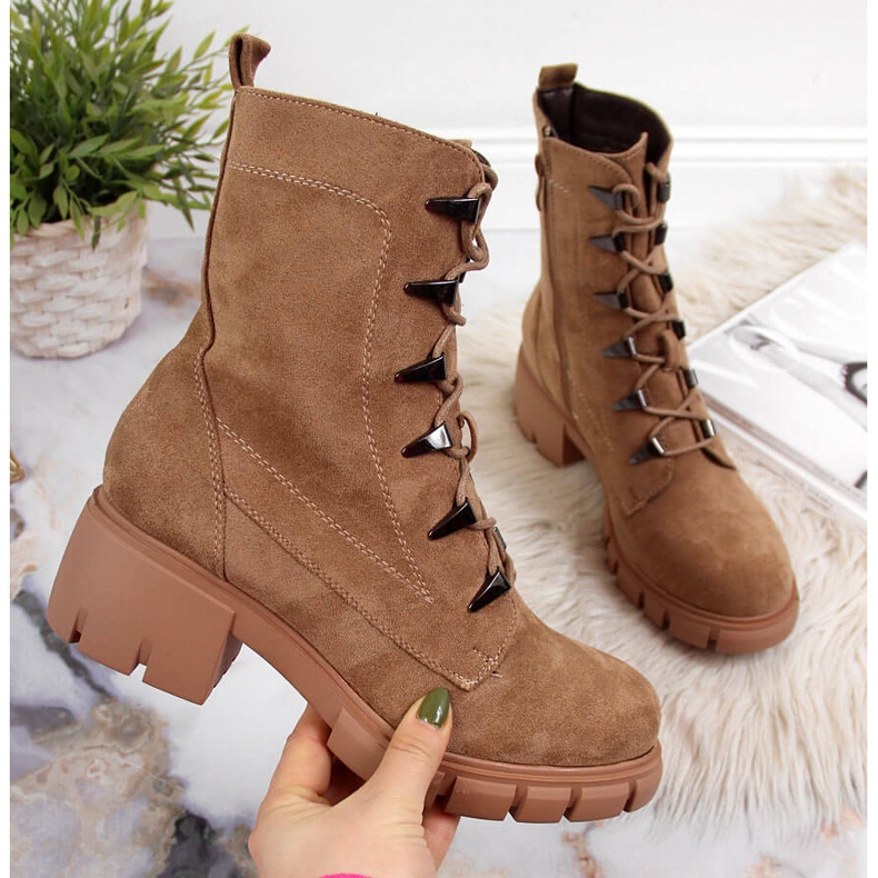 Cizme de dama izolate pe un bloc Jezzi camel maro 2