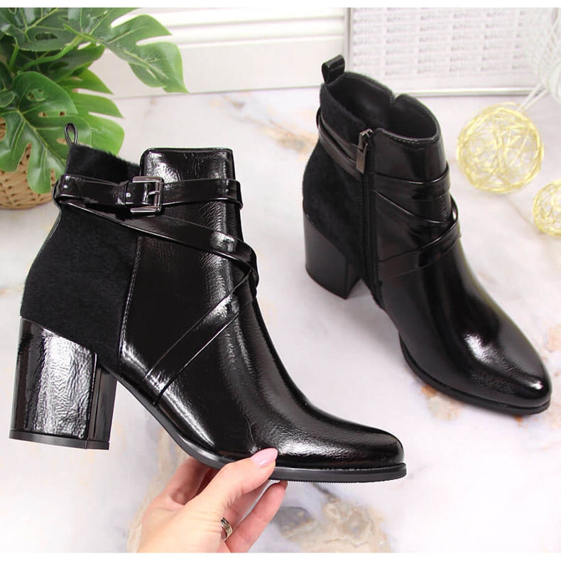 Cizme negre Laura La.Fi izolate cu blană pe stâlp negru 1 Cizme negre Laura La.Fi izolate cu blană pe stâlp negru 1