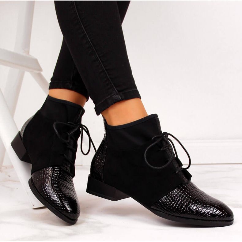 Cizme de dama izolate negru piele de sarpe Filippo 1