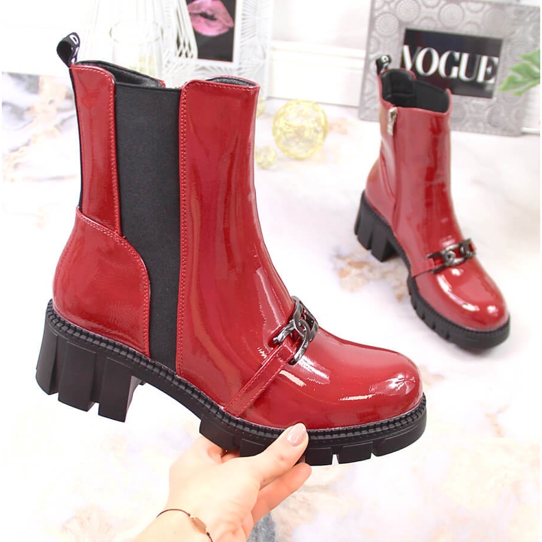 Cizme lăcuite pe un bloc și o platformă cu lanț, Potocki roșu cald roşu 1