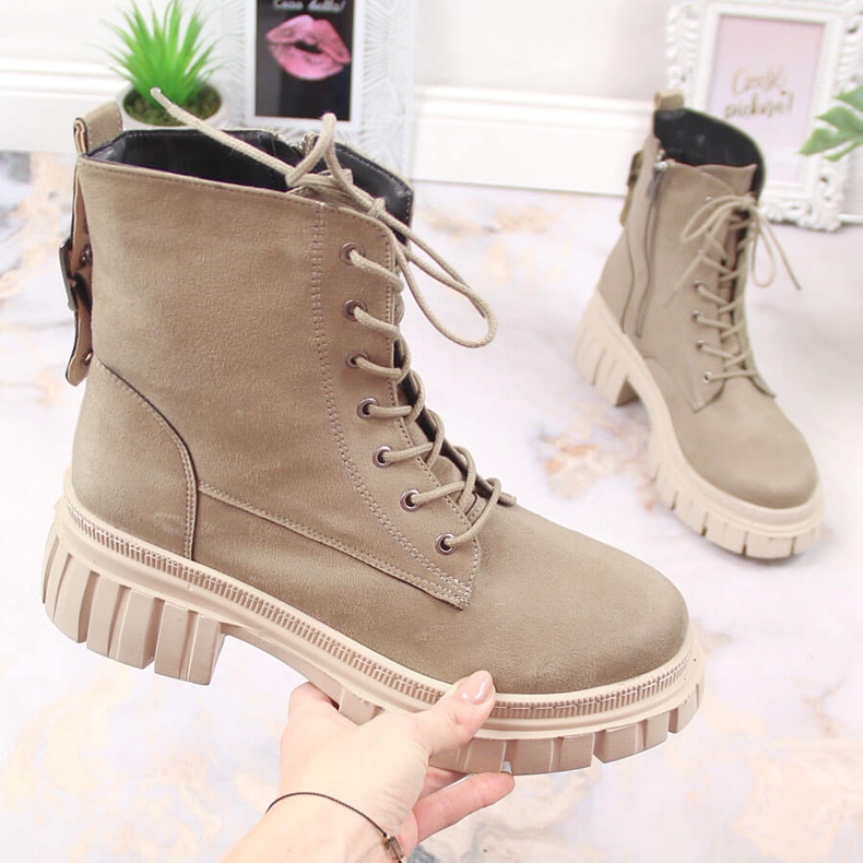 Lucrători de piele de căprioară pe o platformă bej căptușită de T.Sokolski 1