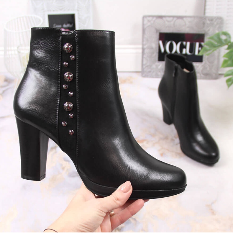 Cizme de dama pe post cu decor de Jezzi izolat negru 1 Cizme de dama pe post cu decor de Jezzi izolat negru 1