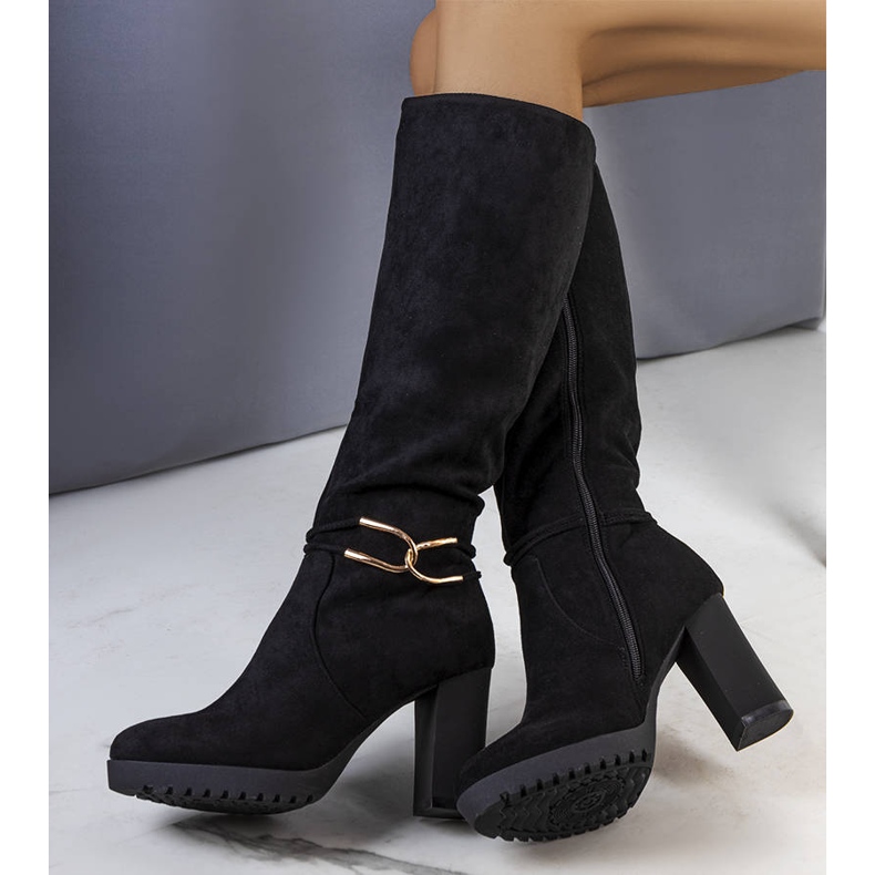 Cizme negre, izolate pe stâlpul Dardo negru 1