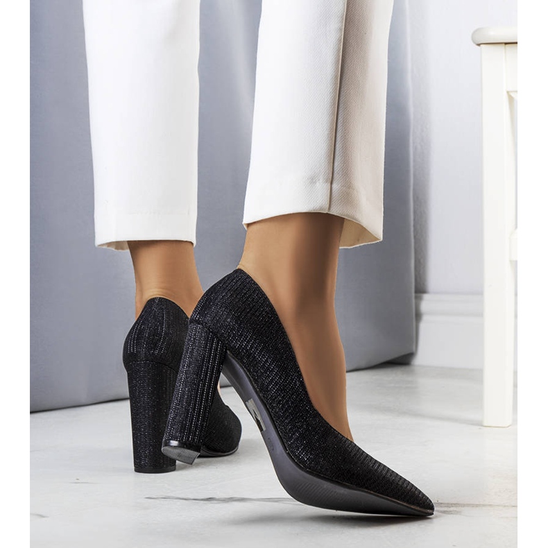 PA1 Pompe negre pe postul Theiss negru 1