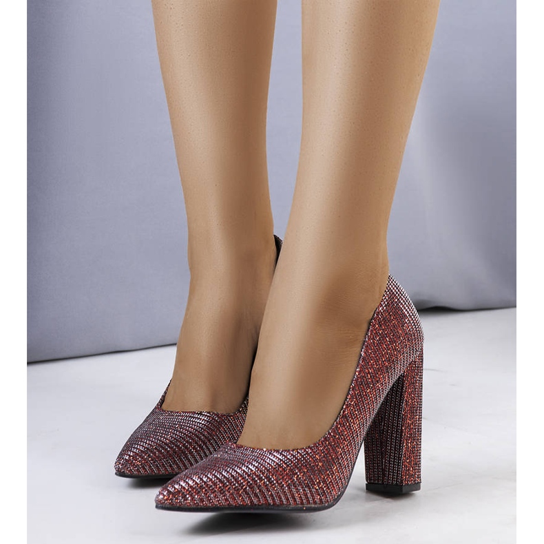 Pompe roșii pe postul Theiss roșu 1