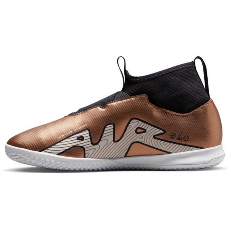 Pantofi de fotbal Nike Zoom Mercurial Vapor 15 Academy Qatar Ic Jr DR6050 810 maro alb 1 Pantofi de fotbal Nike Zoom Mercurial Vapor 15 Academy Qatar Ic Jr DR6050 810 maro alb 1