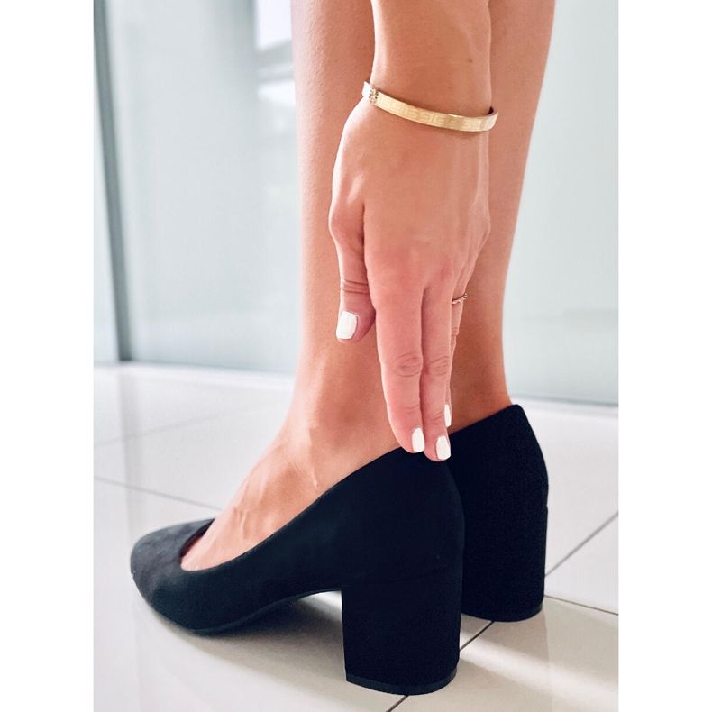 Pompe cu toc jos de la Louise Black negru 1