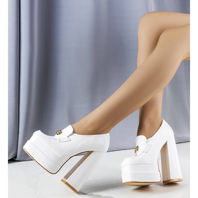 Pompe albe pe un bloc gros de la Janie 1