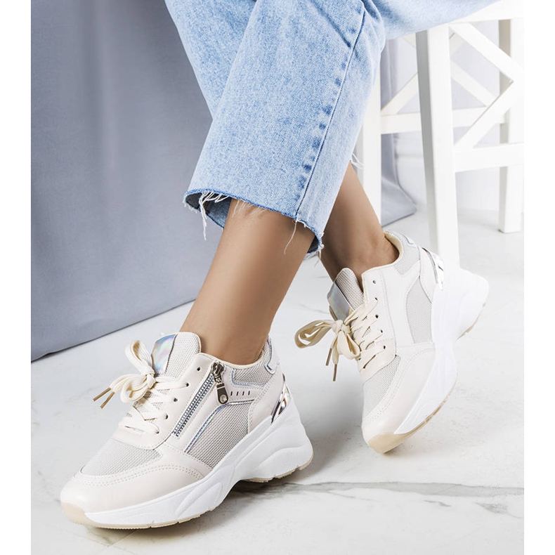 Tenisi bej cu pană de la Stacey 1