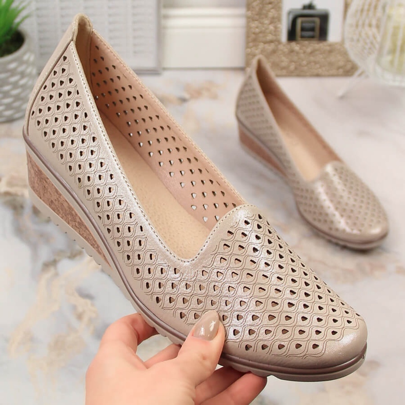 Pantofi de damă bej strălucitori cu pană ajurata Potocki SZ12018 2