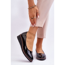 Vinceza Pompi clasici cu pană din piele lacuată Negru Paola 1