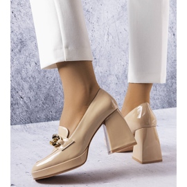 Pompi din piele lacuita bej de la Vinceza 1