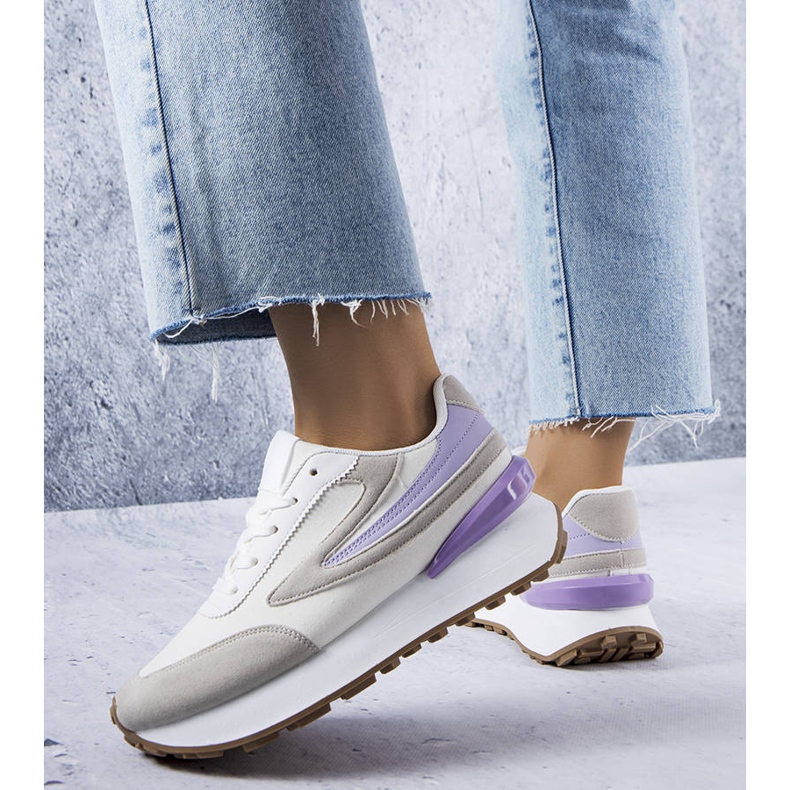 Adidași albi pe o talpă mai groasă de la Moore 1 Adidași albi pe o talpă mai groasă de la Moore 1