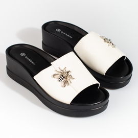 Papuci albi pentru femei pe o pană Shelovet confortabilă 1