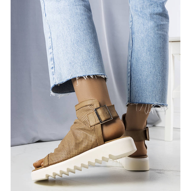 PA1 Sandale maro ajurate de la Beulah bej 1