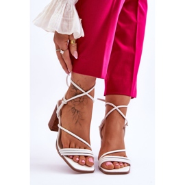 Sandale de damă din piele cu toc alb Seyna 1 Sandale de damă din piele cu toc alb Seyna 1