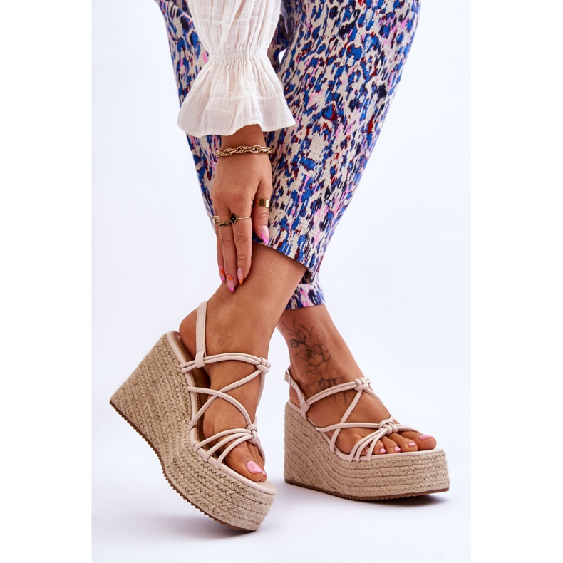 Sandale cu pană la modă Nessia, cu împletitură bej maro 2 Sandale cu pană la modă Nessia, cu împletitură bej maro 2