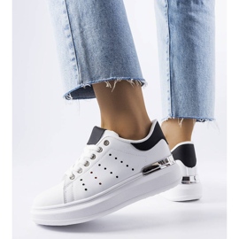 Adidași albi cu perforație Chalut colorată 1 Adidași albi cu perforație Chalut colorată 1