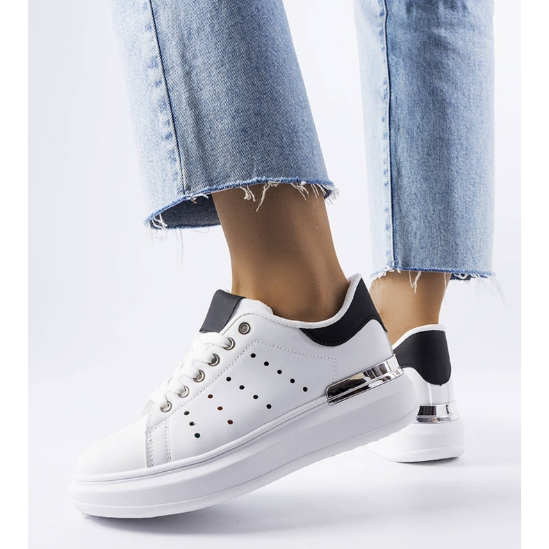 Adidași albi cu perforație Chalut colorată 1 Adidași albi cu perforație Chalut colorată 1