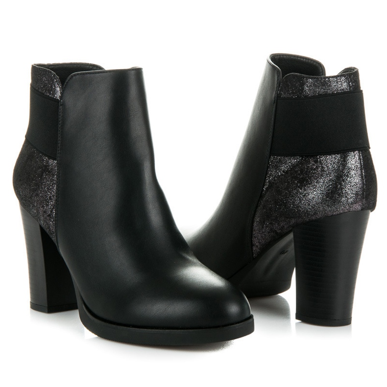 Vinceza Ghete pe stâlp negru 2