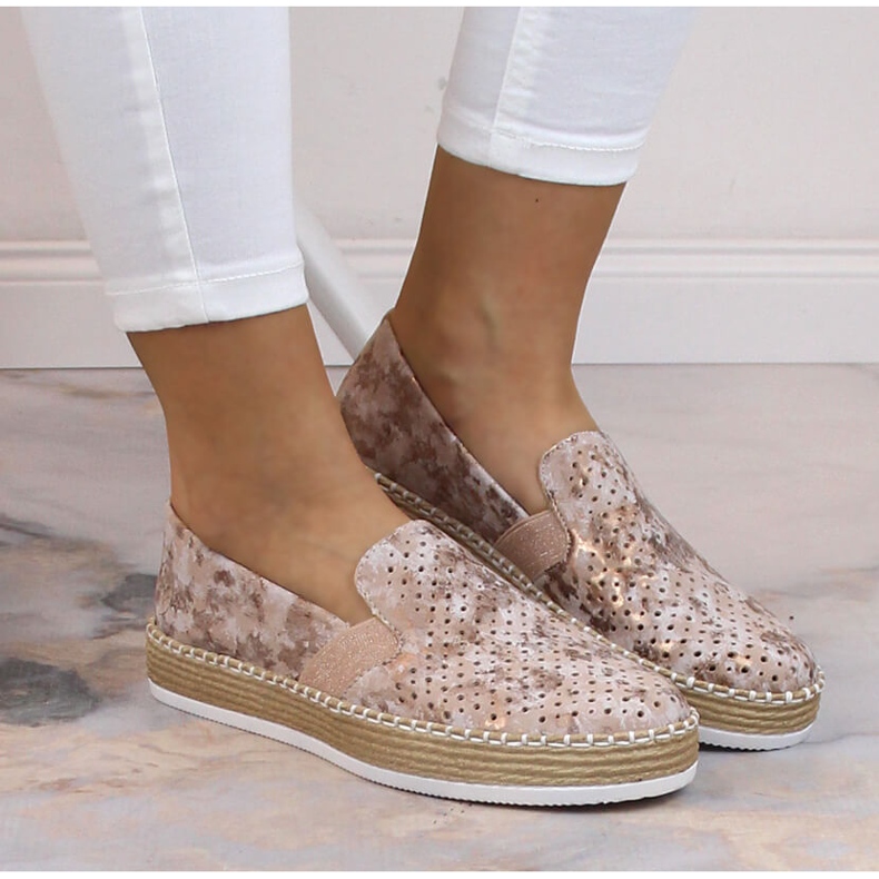 Pantofi de damă confortabili, ajurati, din aur roz Rieker L7852-31 de aur 2 Pantofi de damă confortabili, ajurati, din aur roz Rieker L7852-31 de aur 2