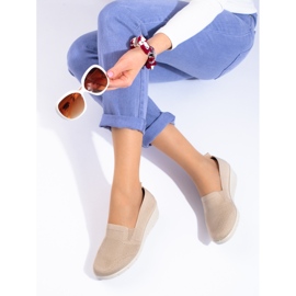 Pantofi cu pană din material bej deschis de la Shelovet 1