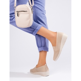 Pantofi cu pană din material bej deschis de la Shelovet 2