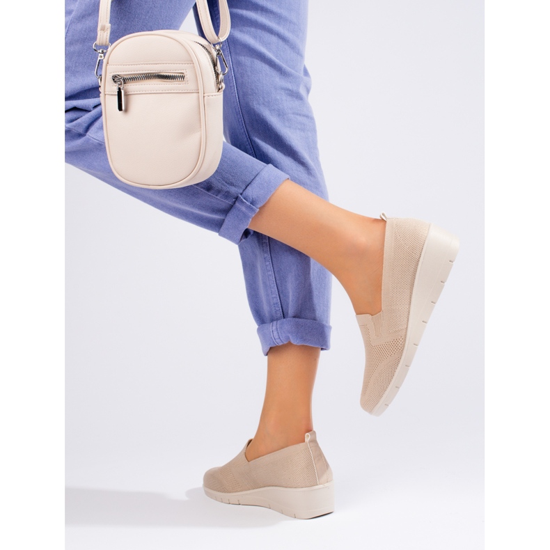 Pantofi cu pană din material bej deschis de la Shelovet 2