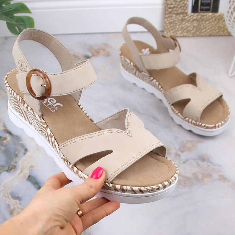 Sandale de damă confortabile cu pană bej Rieker 67173-60 1 Sandale de damă confortabile cu pană bej Rieker 67173-60 1