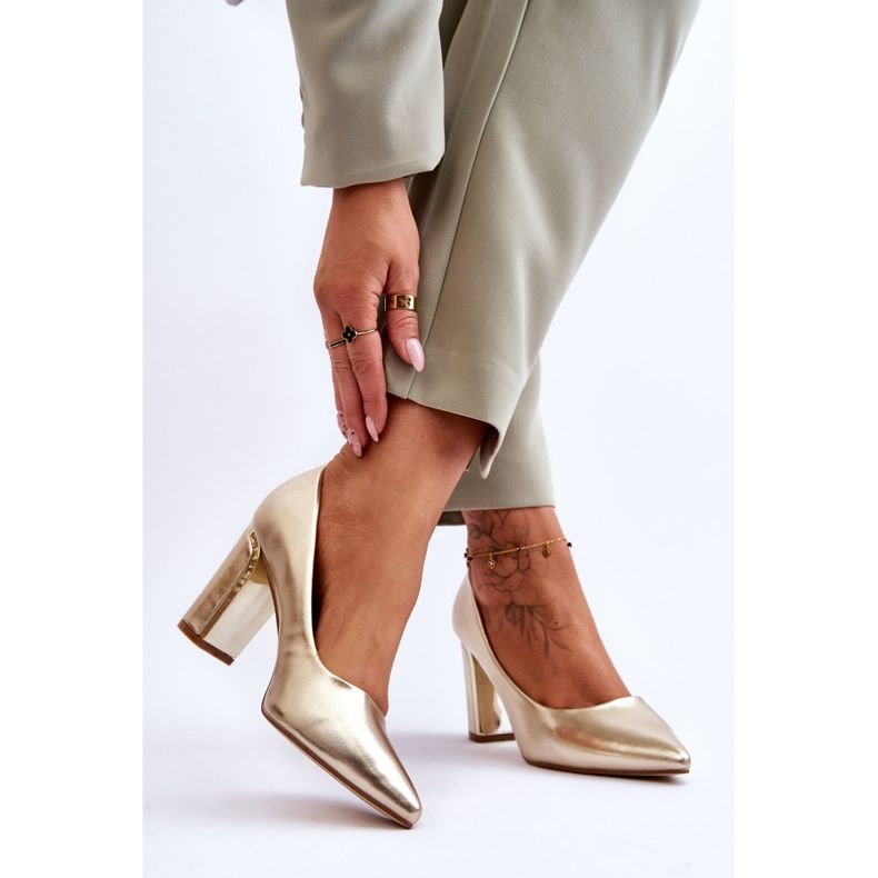 Pompe clasice pe barul Elizabeth Gold ornamentat de aur 2