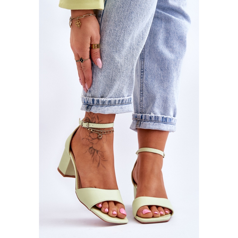 PG1 Sandale din piele ecologică pe un toc mic Whitney verde deschis 1 PG1 Sandale din piele ecologică pe un toc mic Whitney verde deschis 1