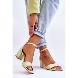 PG1 Sandale din piele ecologică pe un toc mic Whitney verde deschis 2 PG1 Sandale din piele ecologică pe un toc mic Whitney verde deschis 2