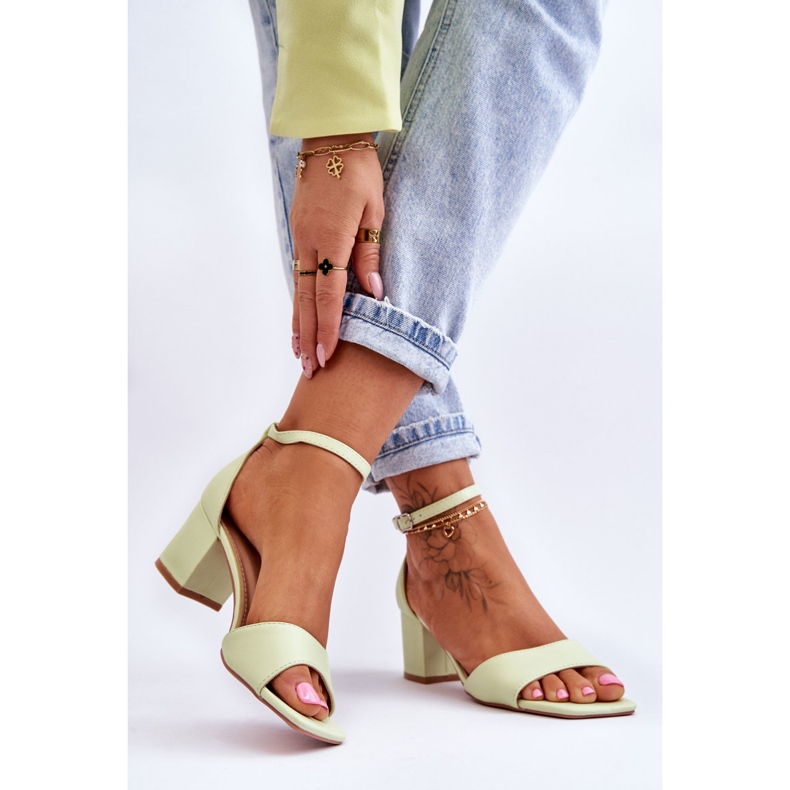 PG1 Sandale din piele ecologică pe un toc mic Whitney verde deschis 2 PG1 Sandale din piele ecologică pe un toc mic Whitney verde deschis 2