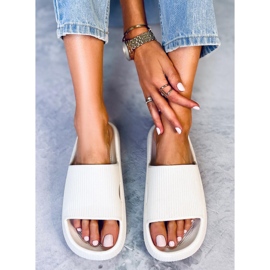 BM Papuci Yang White pernă alb 1 BM Papuci Yang White pernă alb 1