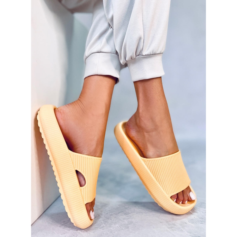 BM Yang Papuci de perna galbeni 1