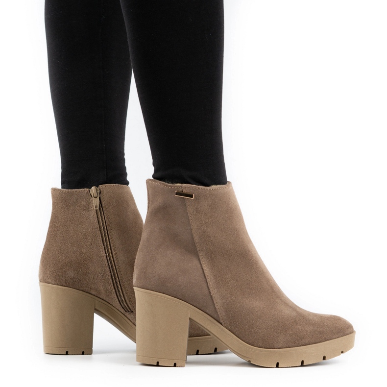 Olivier Cizme de damă Riva din piele intoarsă izolată pe un stâlp bej închis 1